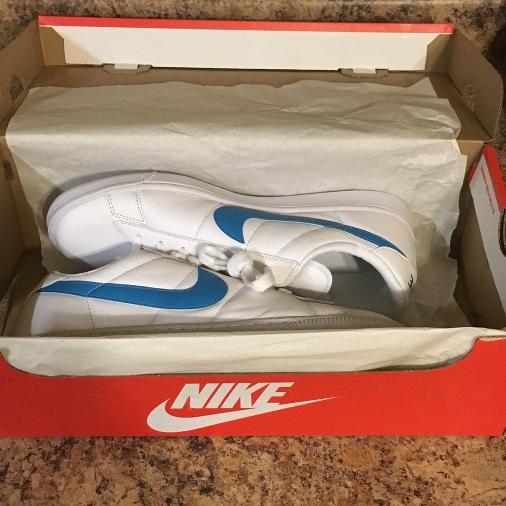 NIB Men’s Nike White w Sky Blue Size 8